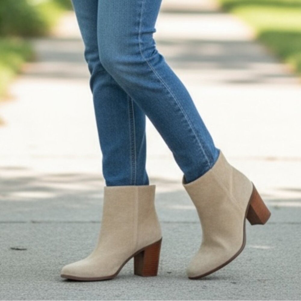 Vince Camuto Paitrilla Suede Side Zip Almond Toe Heeled Ankle Bootie Tan 9 M